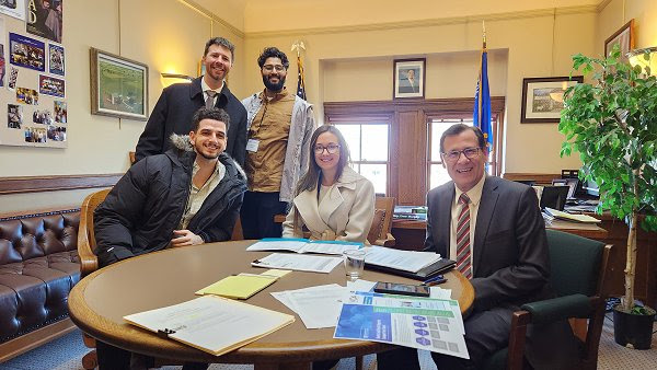 Constituents from the Wisconsin Dental Association stopped by Rep. Dave Murphy's office to discuss their legislative priorities for this session. 