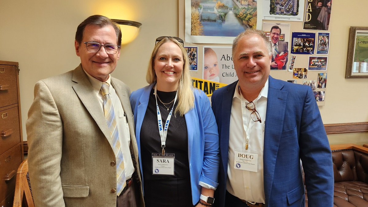 Constituent Sara Gunderson and her brother Doug stopped by the office.